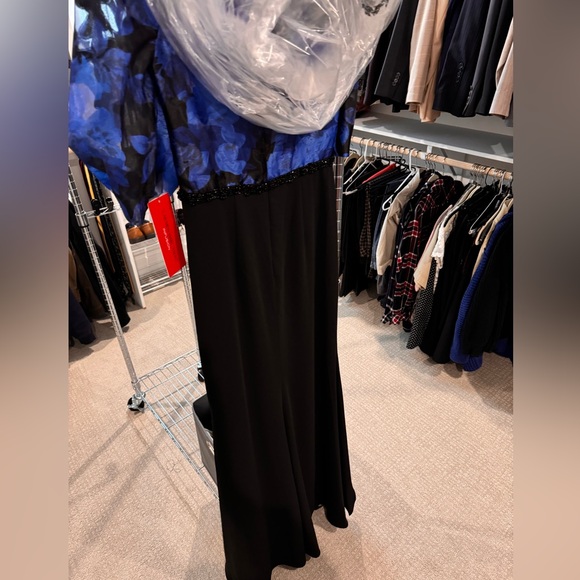 Carmen Marc Valvo Formal Gown. Size 4. - Picture 5 of 8